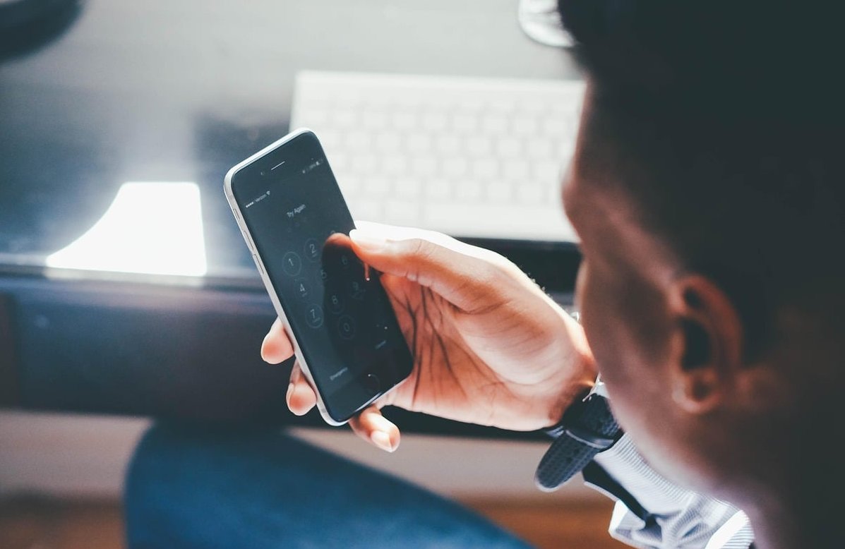thumb tapping phone screen