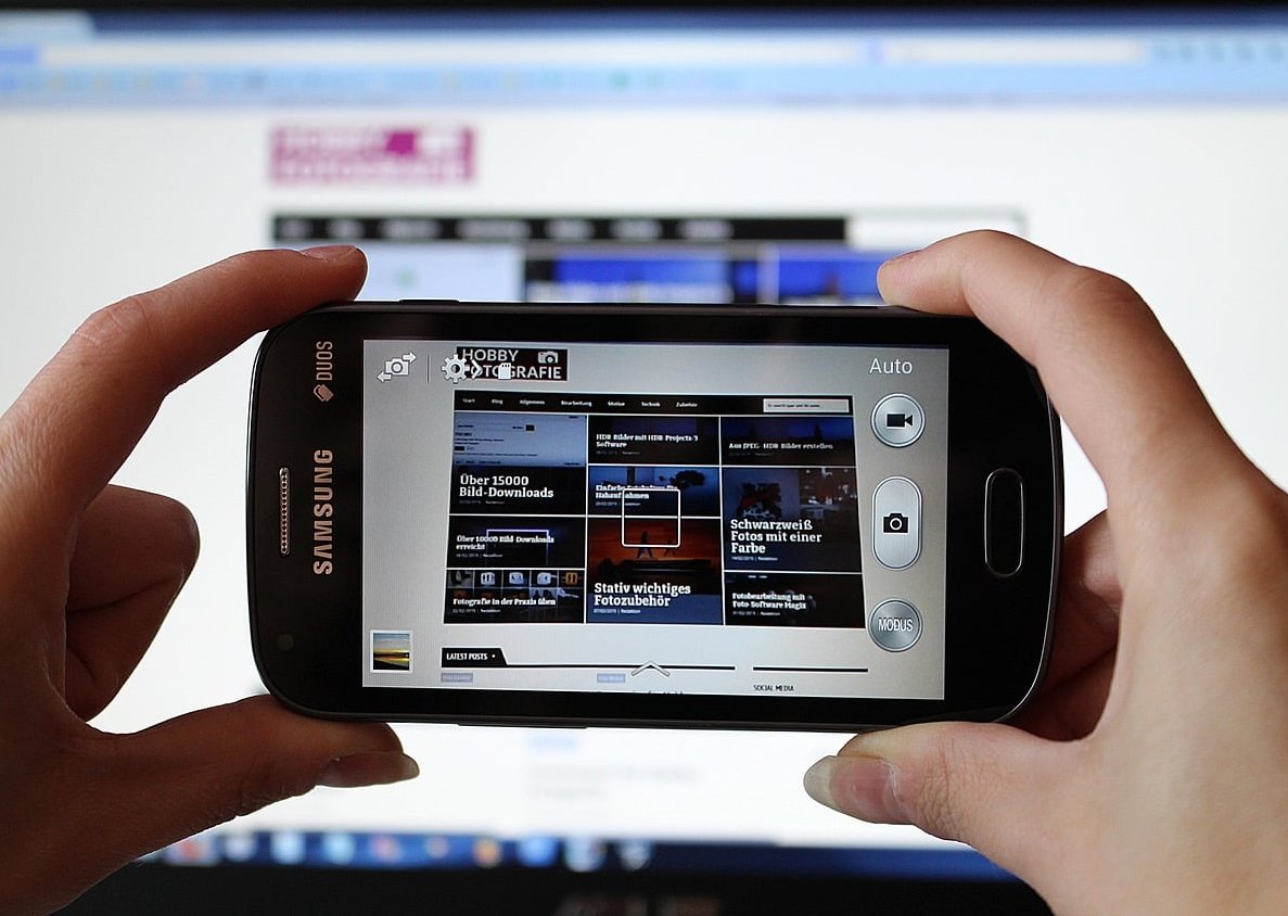 thumb tapping phone screen